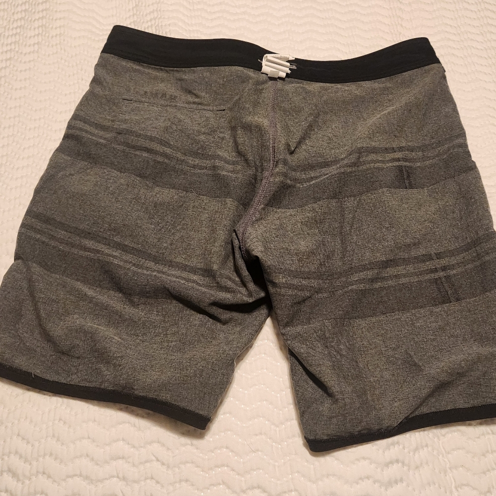 Oakley Black and Gray Board Shorts Size 36 - Picture 9 of 13